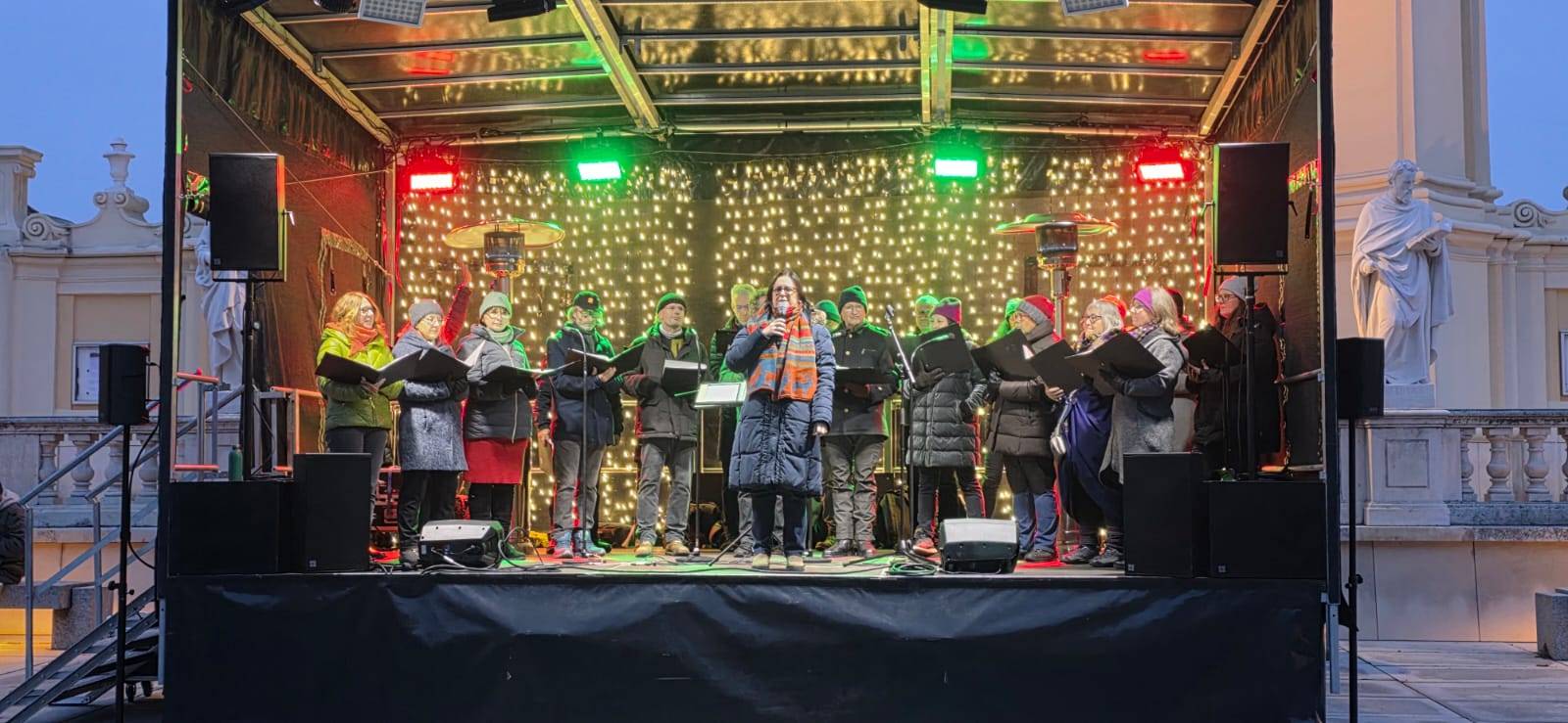 Chorauftritt am Adventmarkt in Laxenburg